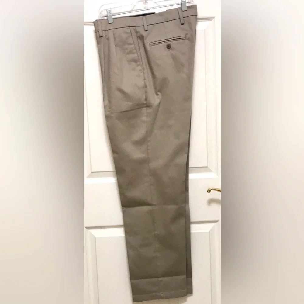 NWT Dockers Men’s Signature Khaki Slacks